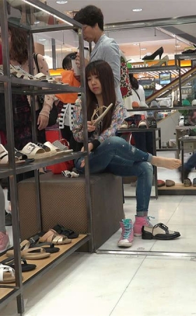 青春女孩商场鞋柜全素足