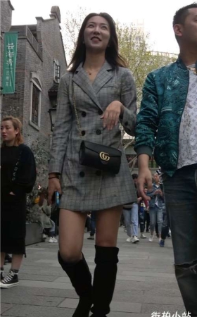 楚楚动人的长靴美腿街拍美女