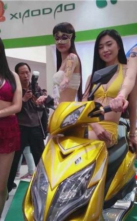 4k-劲爆火辣身材的机车美女模特。