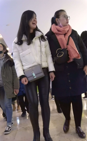 黑色紧身皮裤美女