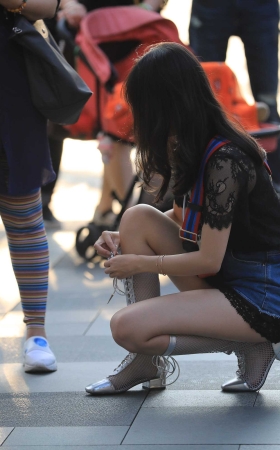 短裙美腿 小妹 [18P]