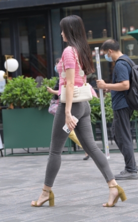 灰色牛仔裤美女