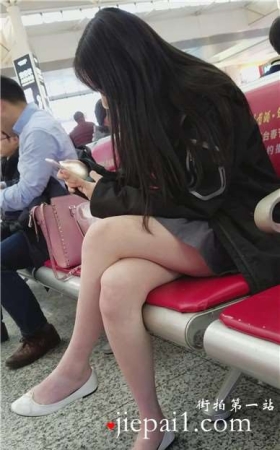 4k-高铁站候车室拍摄甜美雪白嫩腿清纯美女。