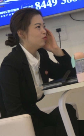 挑鞋的房产顾问制服靓女