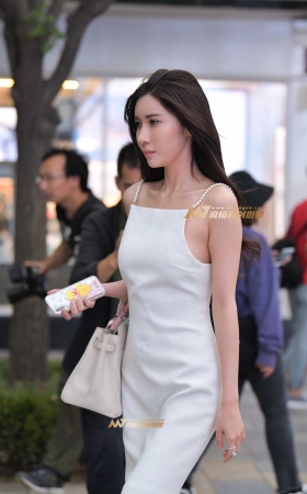 傍晚逛街的白裙美女 [15P]