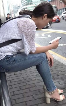 街拍紧身牛仔美眉的凉高跟美足令人垂涎