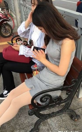 跟闺蜜聊天的肉丝袜小清新美眉