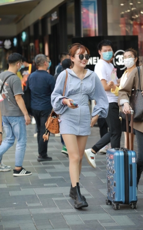 肉丝包屯裙美眉