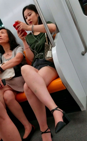 街拍交通工具上的高跟美女