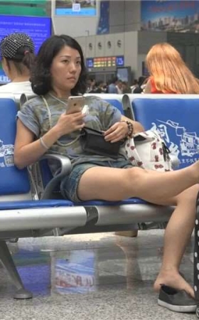 把脚放到行李箱上的妹纸 [226 MB/WMV]