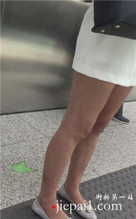 地铁上偶遇超美丽的美腿小清新美女