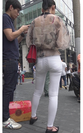 白色紧身裤妹子
