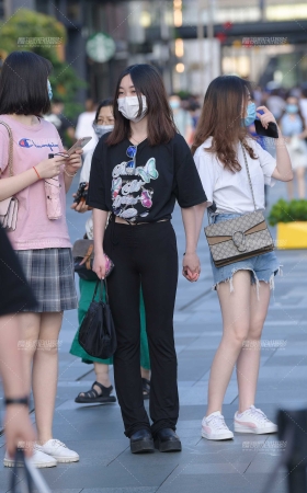 年轻女孩，身材倒不赖~ [21P]