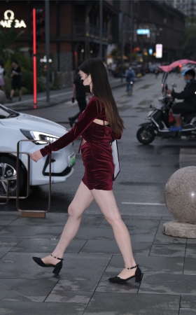 红裙美女