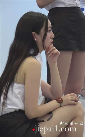 长腿高跟鞋美女showgirl累啦休息下。