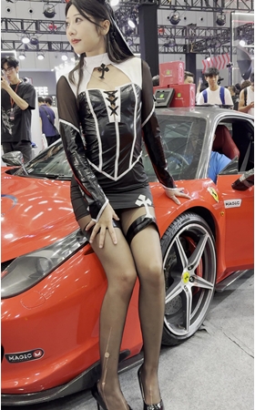 黑丝包屯车模美女