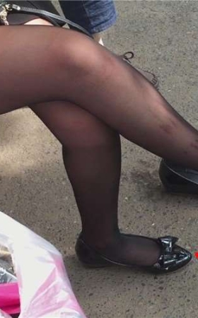 等公车的苗条美腿黑丝玉足少女。