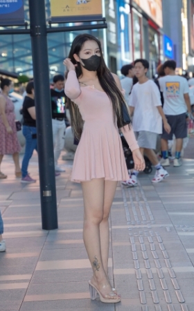 粉裙美眉