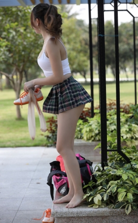 户外肉丝美腿美女打羽毛球