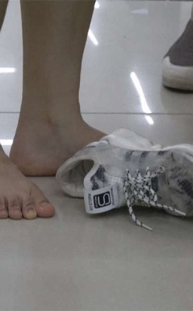 穿鞋脱丝袜的美足女子