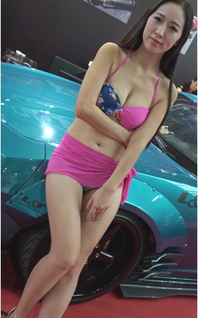漂亮的泳装车模美女
