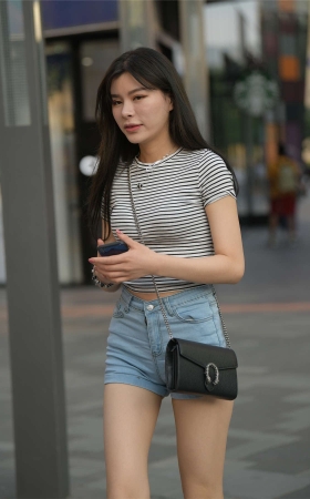 牛仔热裤美女