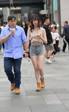 夏日美腿热裤女生