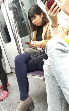 4k-地铁上的极品黑丝美腿性感美女