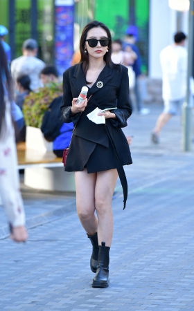很酷的气质美女