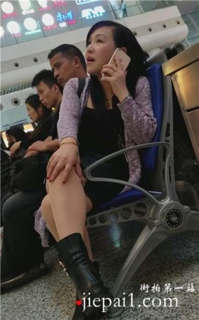 4k-车站候车室偶遇美腿熟女，一把年纪了还风韵犹存。