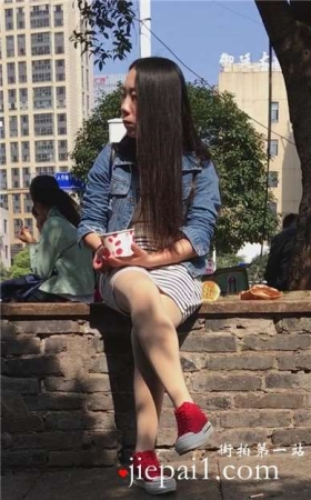 包臀裙肉丝袜清纯美女树下休息