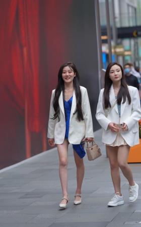 两个漂亮的白色外套女孩