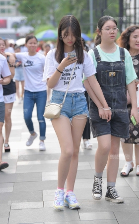 青春de气息，肉肉的大白腿 [15P]