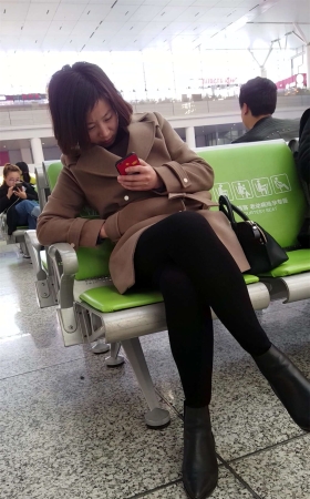 候车室的黑色打底裤美眉低头玩手机