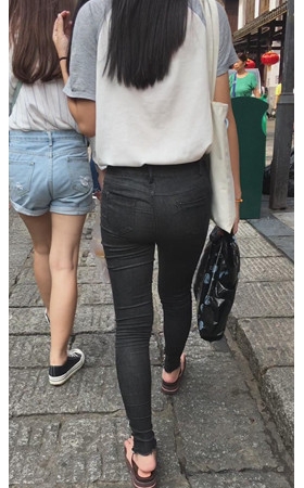 黑色牛仔裤紧身小妹