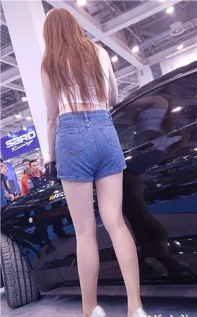 4k超清，大长腿高腰牛仔热裤美女车模，身材真TM极品