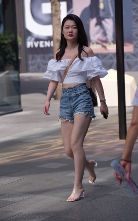 热裤美女