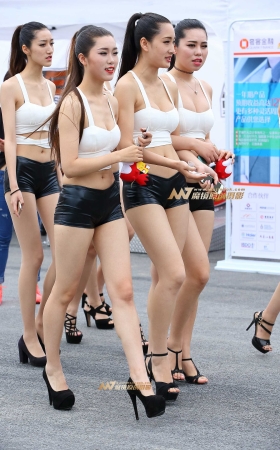 一群移动的皮裤美腿 [17P]