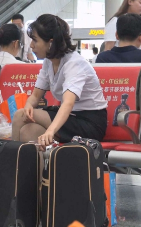 高铁候车室的丝袜美足美腿白衬衫美女