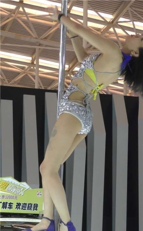4k-性感美女钢管舞表演