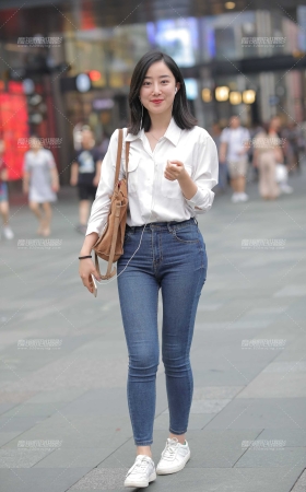 落落大方的女孩 [22P]