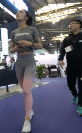 灰色紧身弹力裤运动美女1