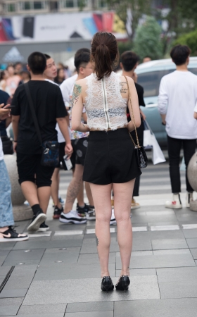 漂亮的镂空衣小姐姐