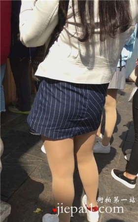 逛街偶遇买小吃的肉丝袜美腿短裙美女