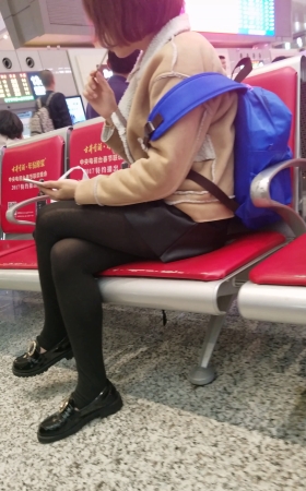 车站候车的黑色丝袜皮短裤清纯美女