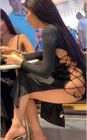 侧镂空美女