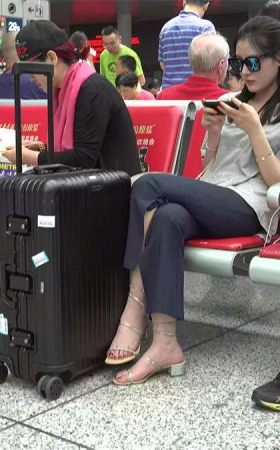 冷冷的女神玉骨冰肌，如雪玉足在细带缠绕下动静皆宜