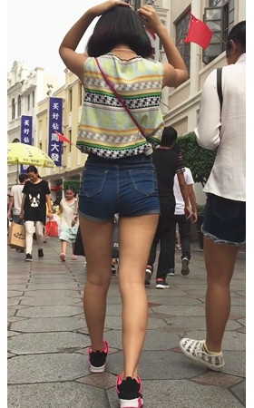 漂亮的短发热裤美女