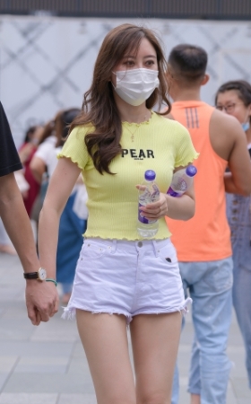 白热裤美女