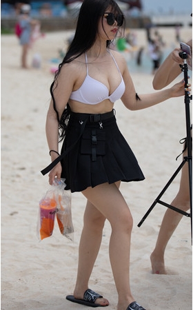 （视频）两个海边拍照的小美女